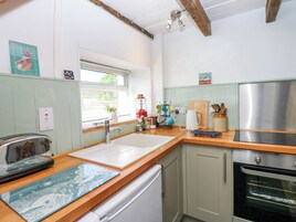 Frigorífico, hervidor eléctrico, tostadora y utensilios de cocina