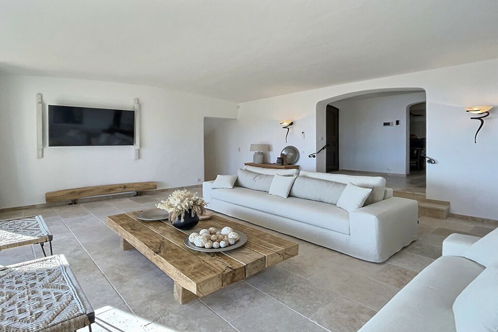 TV, mesa de pingue-pongue