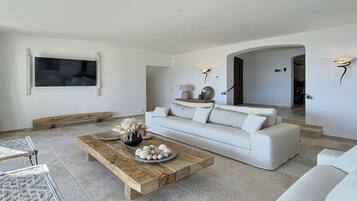 TV, mesa de pingue-pongue