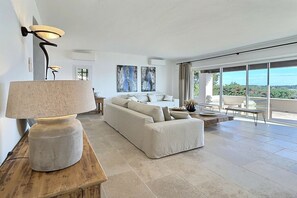 Fernseher, Tischtennisplatte