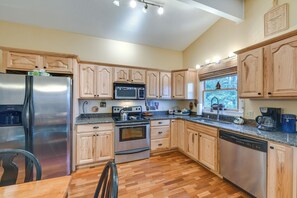 Geladeira, micro-ondas, cooktop, lava-louças