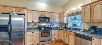 Franklin Cabin: Deck with Smoky Mountain Views!