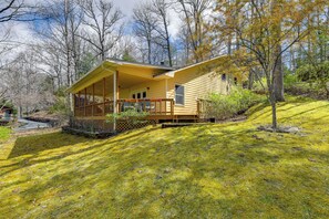 Exterior - Franklin Cabin: Deck with Smoky Mountain Views! (Franklin)