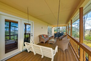 Terrace/patio - Franklin Cabin: Deck with Smoky Mountain Views! (Franklin)