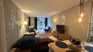 Fernseher, Tischfußball, Tischtennisplatte, Computerbildschirme