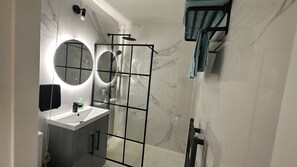 Haartrockner, Handtücher, Seife, Shampoo