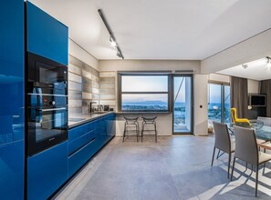 Kühlschrank, Mikrowelle, Ofen, Geschirrspüler