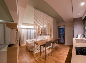 1 slaapkamer, een bureau, verduisterende gordijnen