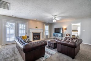 Living area - Gray Goose Lodge. Pool Table, 4 TVs, Sleeps 7 (Fayetteville)