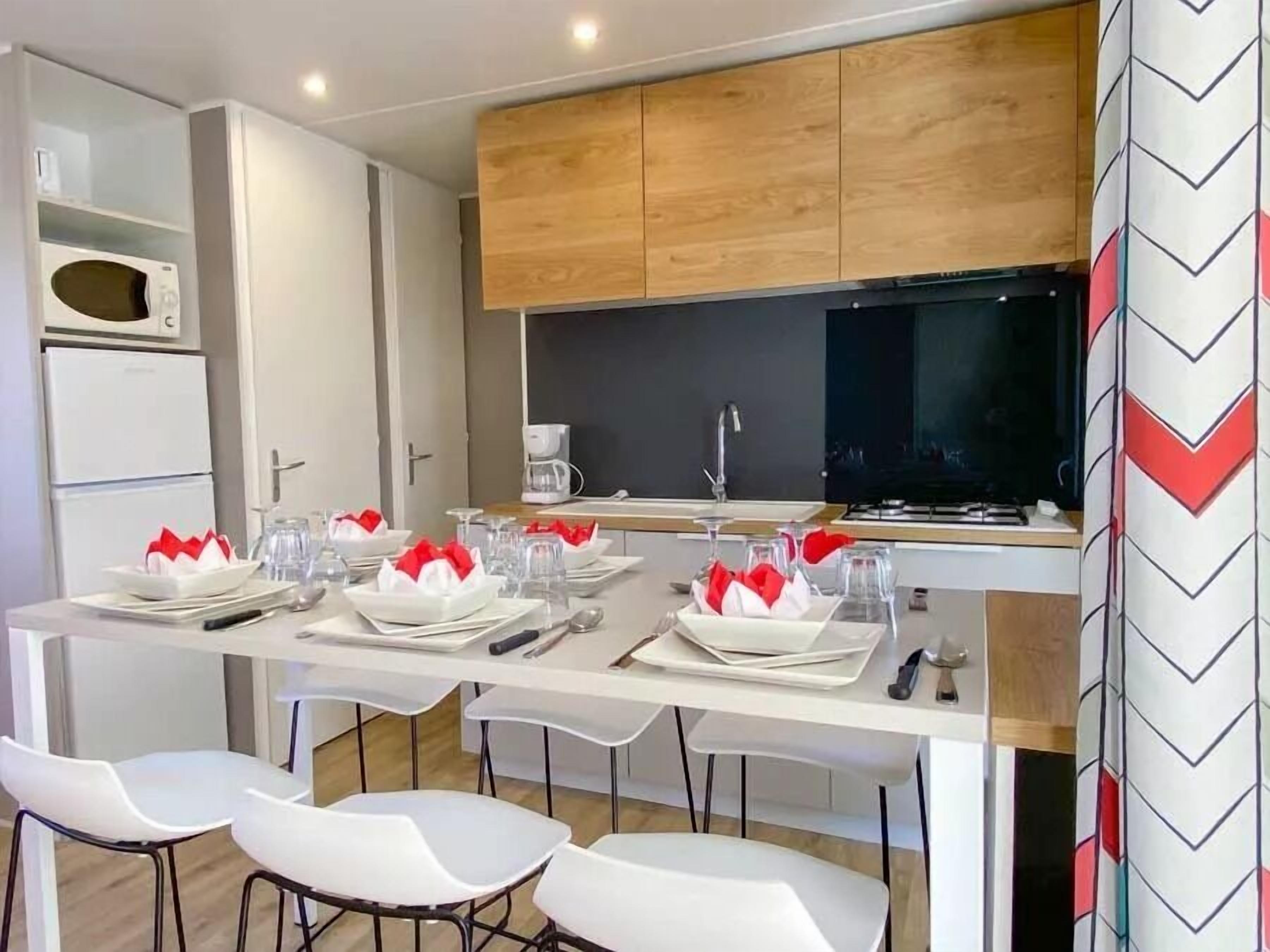 Superior Mobile Home | Private kitchen | Fridge, microwave, stovetop, cookware/dishes/utensils