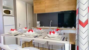 Mobile Home Supérieur | Cuisine privée | Réfrigérateur, micro-ondes, plaque de cuisson