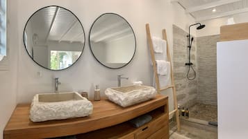 Deluxe Studio Suite | Bathroom