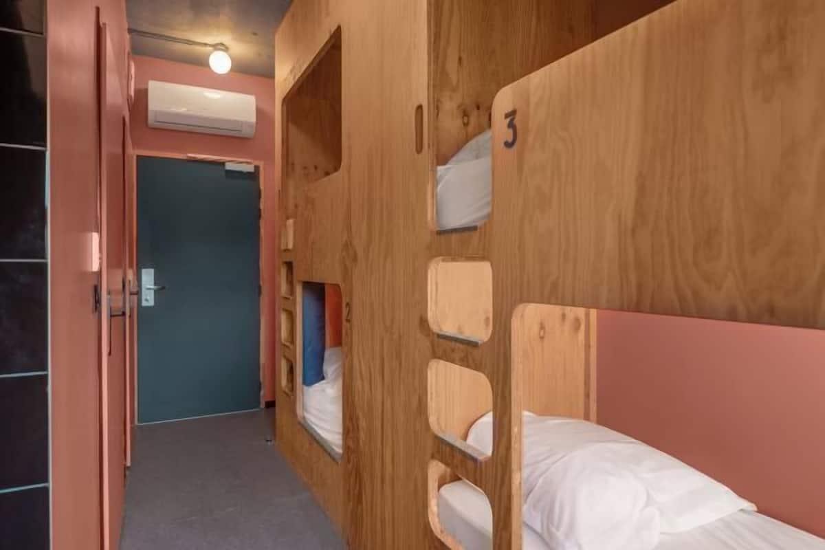 Soundproofing, free WiFi, bed sheets