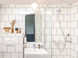 Shower, eco-friendly toiletries, towels, soap - Eklo Hotels Montpellier City center Saint-Roch train station (Montpellier)
