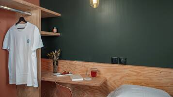 Eklo Solo | Soundproofing, free WiFi, bed sheets