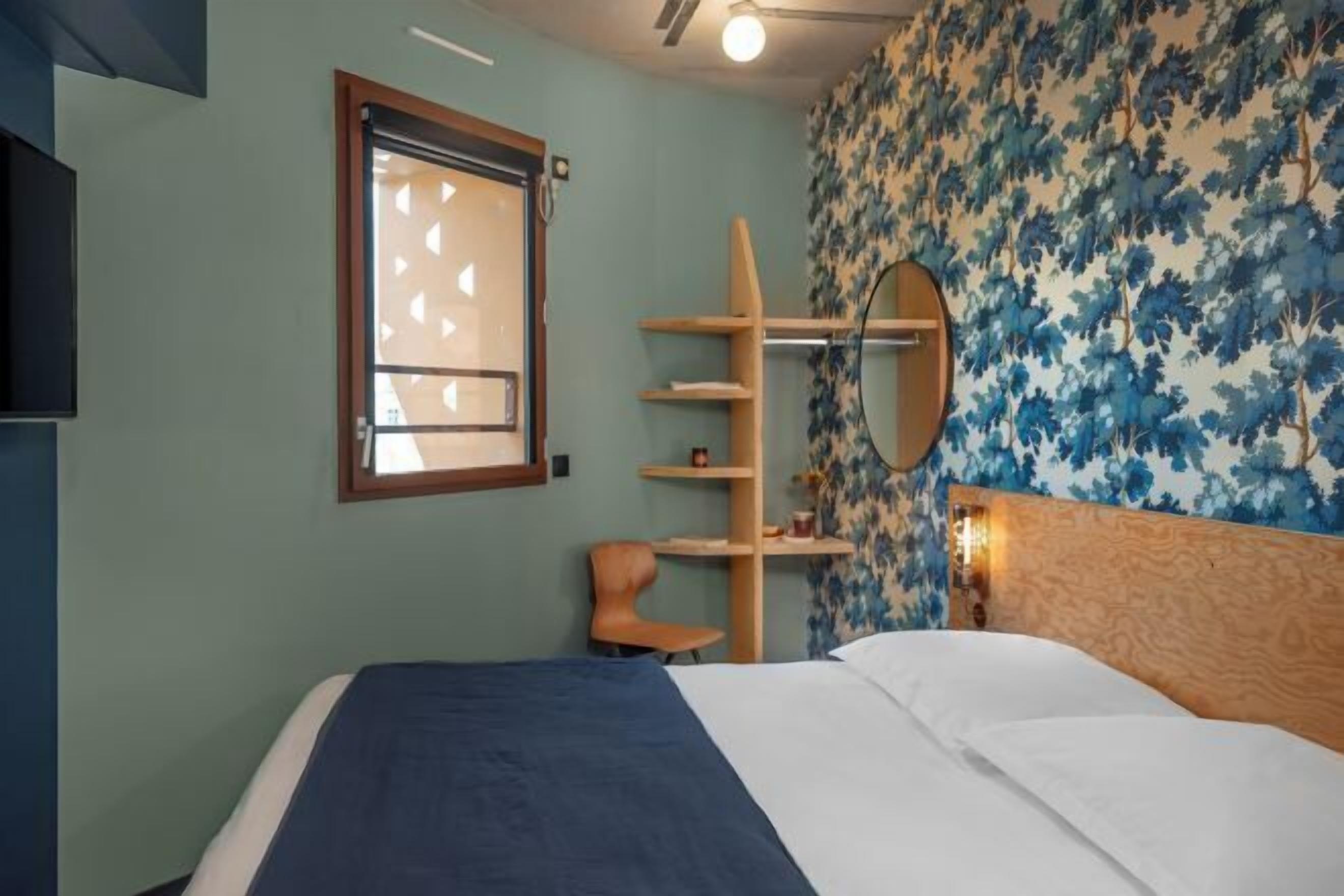 Soundproofing, free WiFi, bed sheets