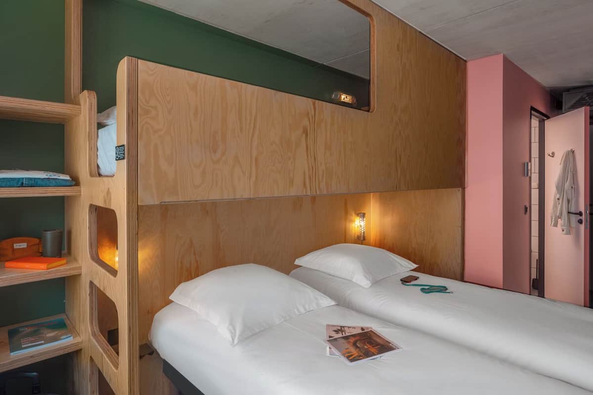 Soundproofing, free WiFi, bed sheets