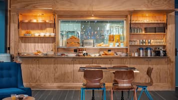 Petit déjeuner buffet (12 EUR par personne)