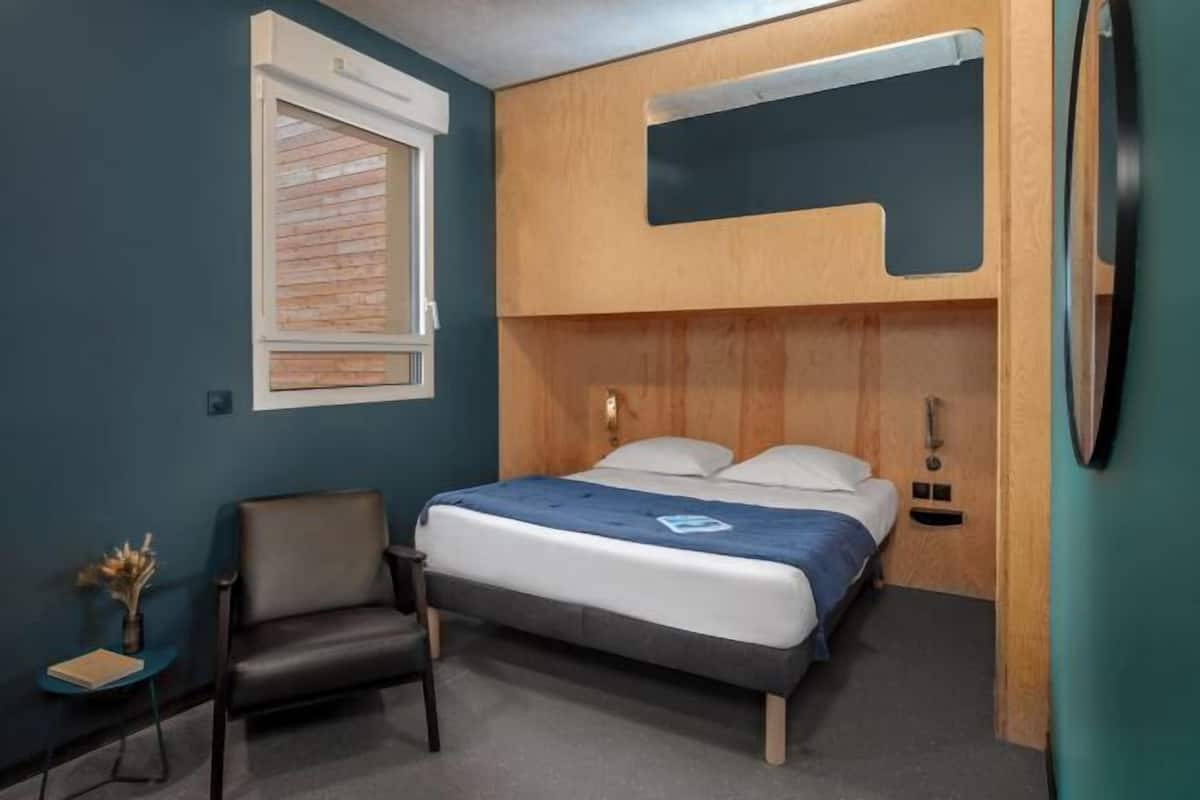 Soundproofing, free WiFi, bed sheets