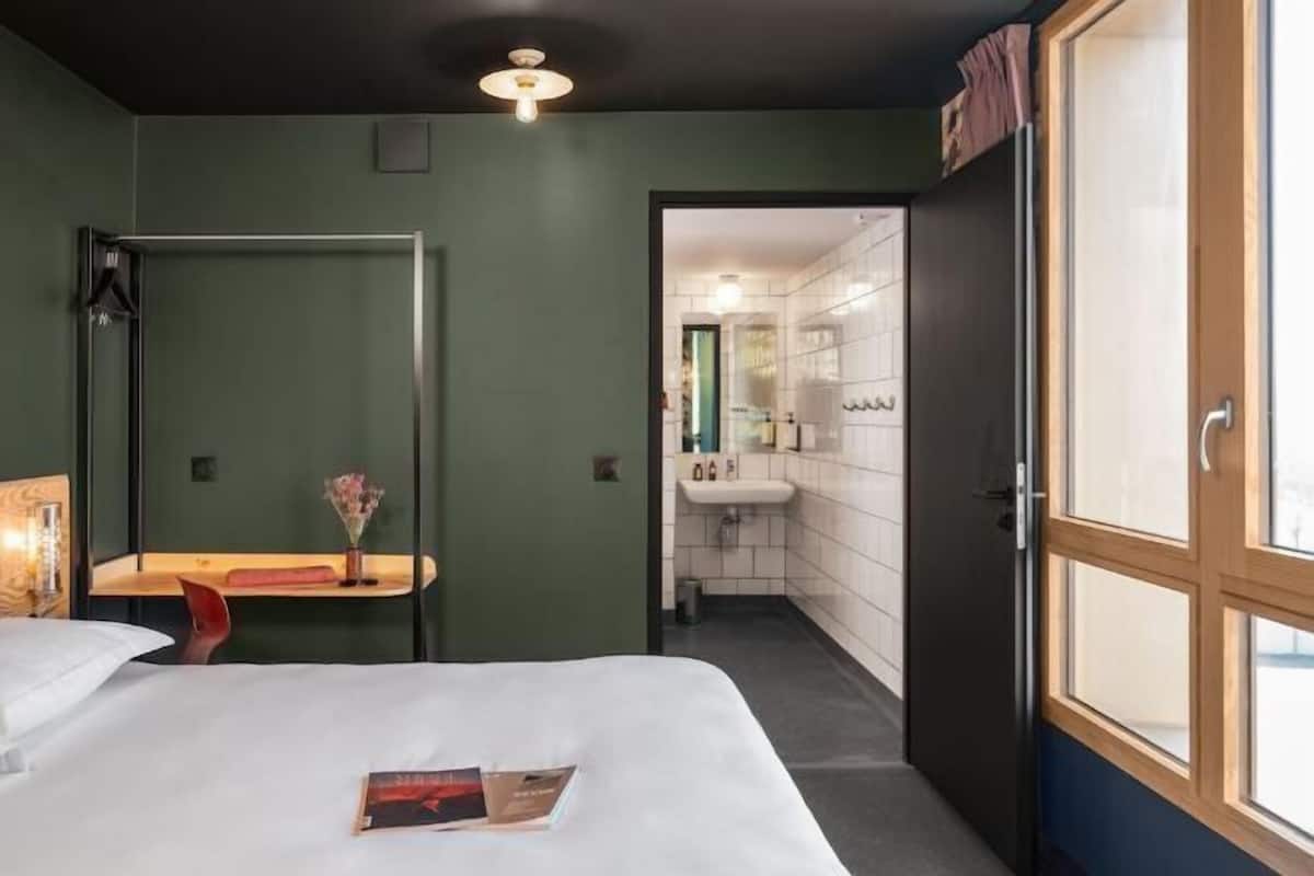 Soundproofing, free WiFi, bed sheets
