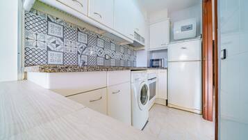 Een koelkast, een microgolfoven, een oven, een kookplaat