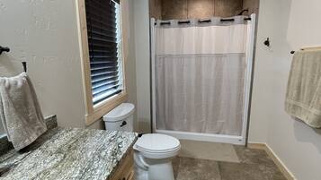 Doccia, asciugamani, carta igienica