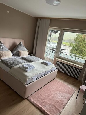 Basic Double Room | Individually decorated, individually furnished, free WiFi, bed sheets - Hotel Gonzlay (Traben-Trarbach)