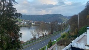 A river with a road alongside it, surrounded by trees and hills. - Hotel Gonzlay (Traben-Trarbach)