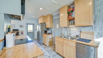 Jääkaappi, mikroaaltouuni, uuni, liesi