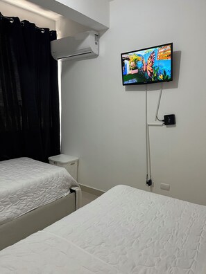 2 makuuhuonetta, tallelokero huoneessa, työpöytä, silitysrauta/-lauta