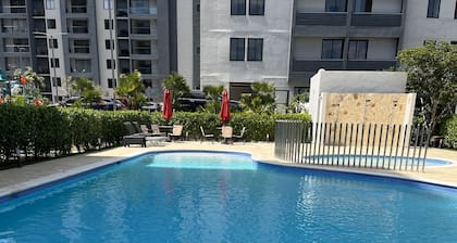 10Min. Del Aeropuerto apt.picina aire wifi 24H seguridad patio de juegos parqueo