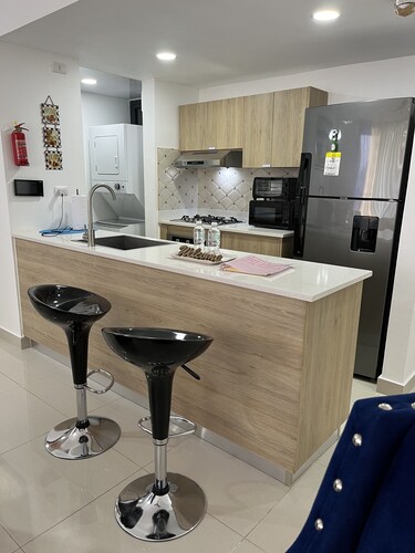 10Min. Del Aeropuerto apt.picina aire wifi 24H seguridad patio de juegos parqueo