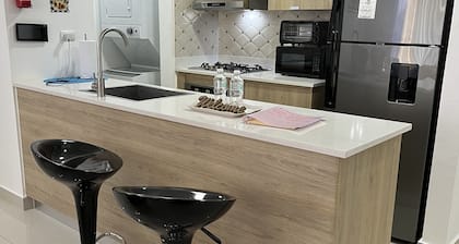 10Min. Del Aeropuerto apt.picina aire wifi 24H seguridad patio de juegos parqueo