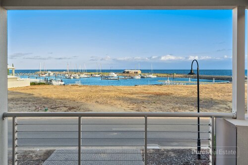 Sunny Dais Beachfront - stunning views of the Marina, Clifftops and Port Vincent