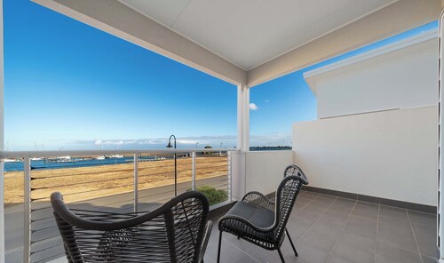 Sunny Dais Beachfront - stunning views of the Marina, Clifftops and Port Vincent