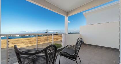 Sunny Dais Beachfront - stunning views of the Marina, Clifftops and Port Vincent
