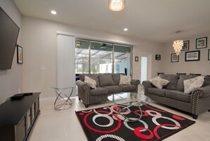 Living area - AMAZING DISNEY DREAM HOME - Windsor @ WS 5BD 4.5BR (Kissimmee)