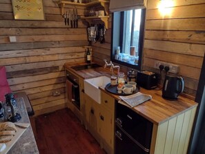 Réfrigérateur, four, plaque de cuisson, grille-pain