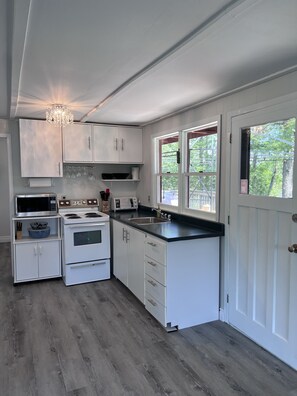 Geladeira, micro-ondas, fogão, cooktop