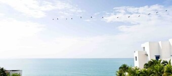 Suite with excellent view near the beach WI-FI