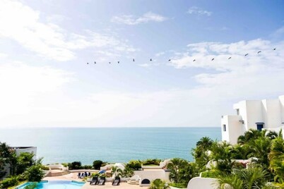 Suite with excellent view near the beach WI-FI