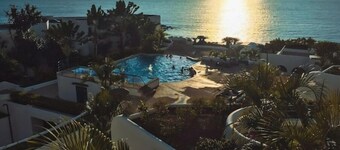 Suite with excellent view near the beach WI-FI