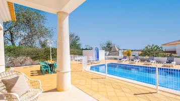 Una piscina al aire libre, una piscina climatizada