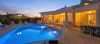 Family retreat w/ heatable pool & BBQ