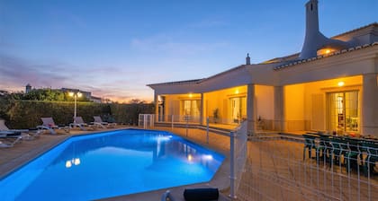 Family retreat w/ heatable pool & BBQ