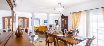 Family retreat w/ heatable pool & BBQ