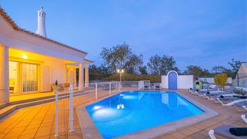 Utendørsbasseng og et oppvarmet basseng