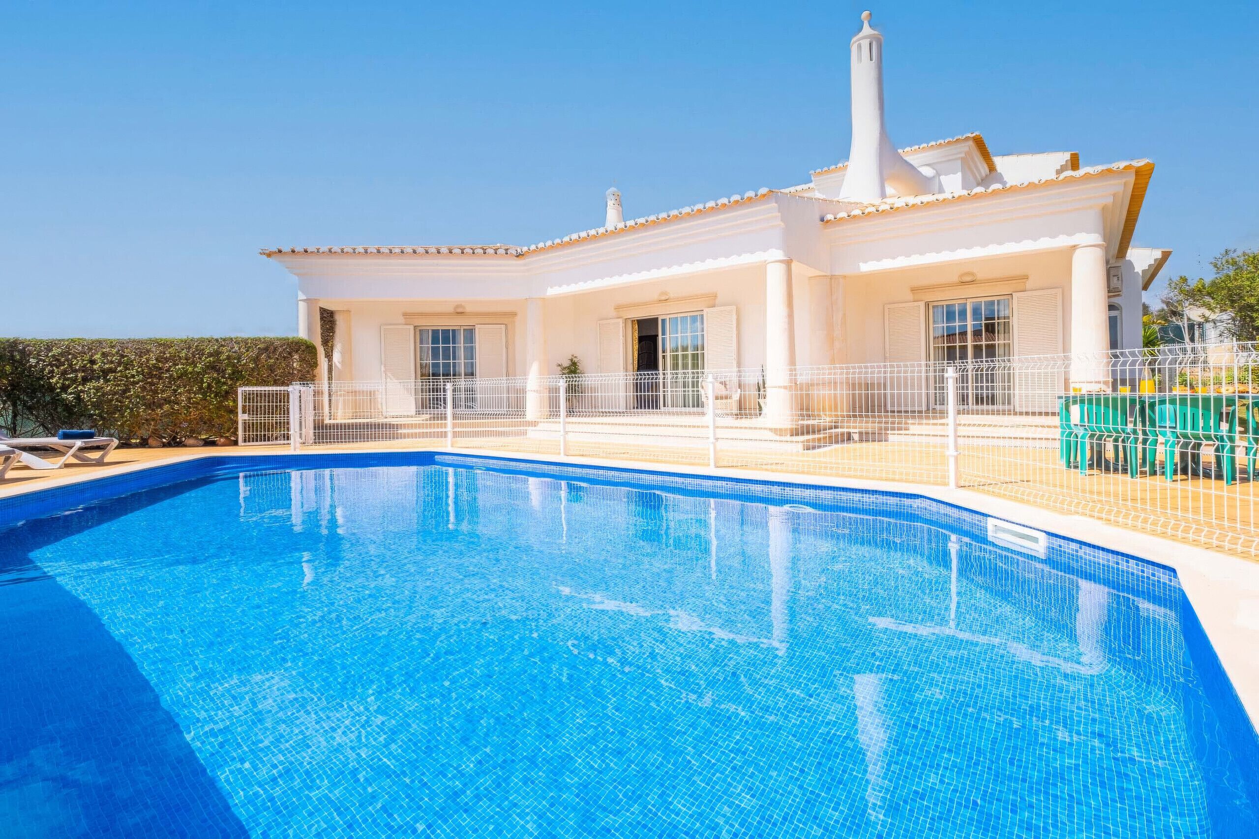 Una casa de dos pisos con piscina delantera.