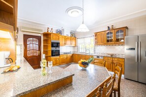 Fridge, microwave, oven, stovetop - Family retreat w/ heatable pool & BBQ (Albufeira)