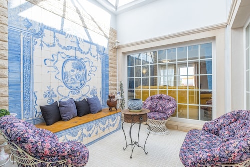 Family retreat w/ heatable pool & BBQ